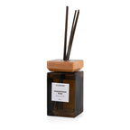 LIVMORE - Home Fragrance Kollektion - Raumduft Diffuser 500 ml Teeglas braun mit Holzdeckel 8 Stäbchen Duft Granatapfel Rose Größe 8.3 x 8.3 x 14.5 cm