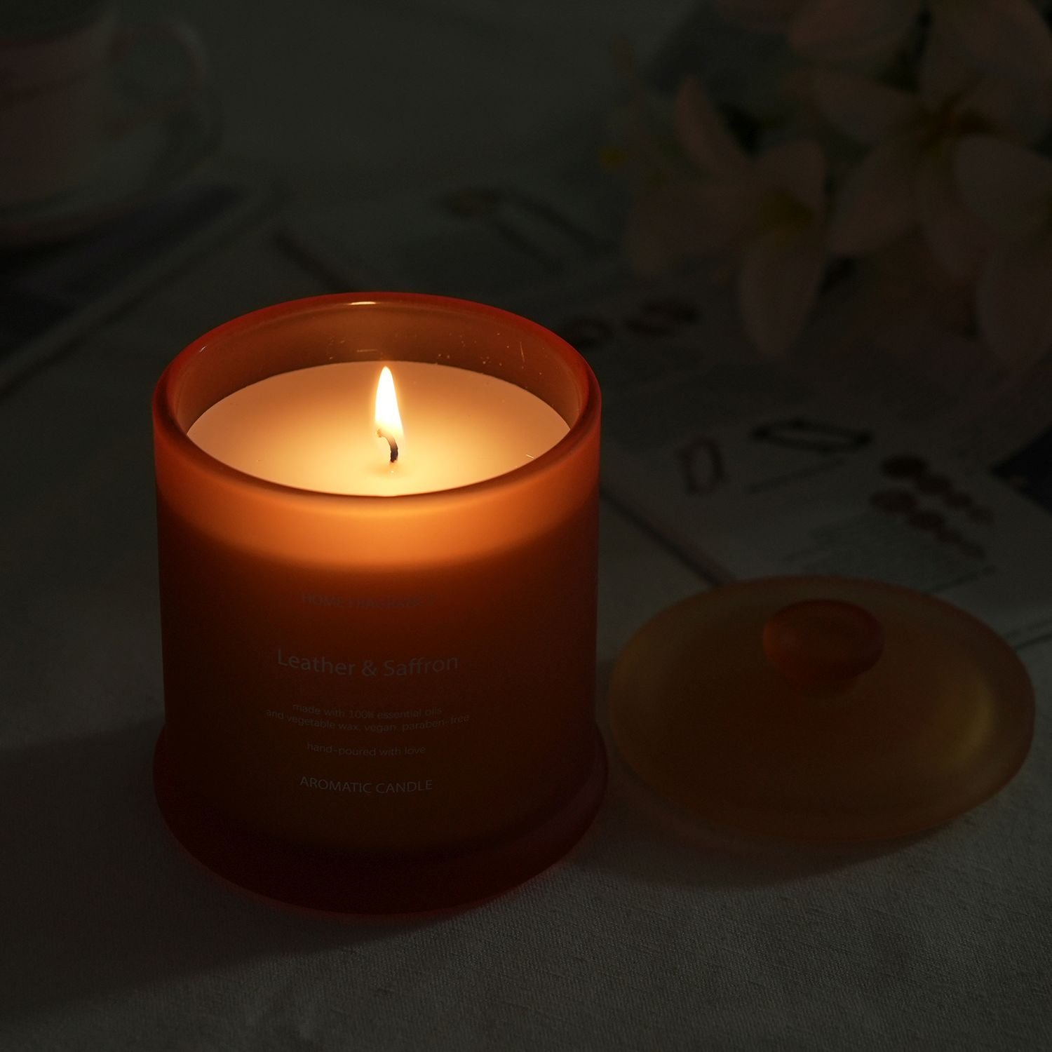 LIVMORE Home Fragrance Kollektion - Duftkerze im Farbglas, Leder-Safran, 370g Sojawachs, 55 Std., 10,2x10,2x13cm