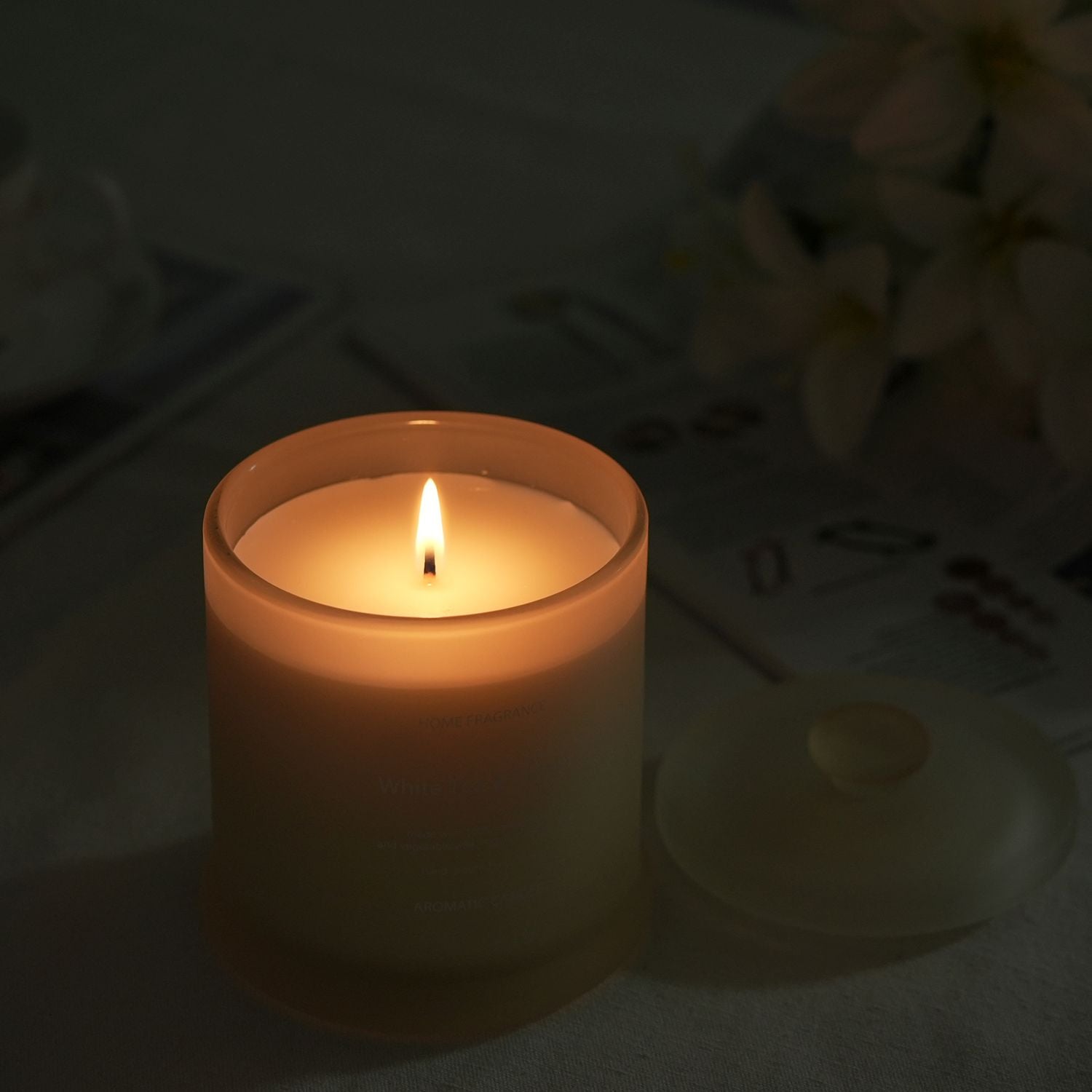 LIVMORE Home Fragrance Kollektion - Duftkerze im Farbglas, Weißer Tee-Ingwer, 370g Sojawachs, 55 Std., 10,2x10,2x13cm