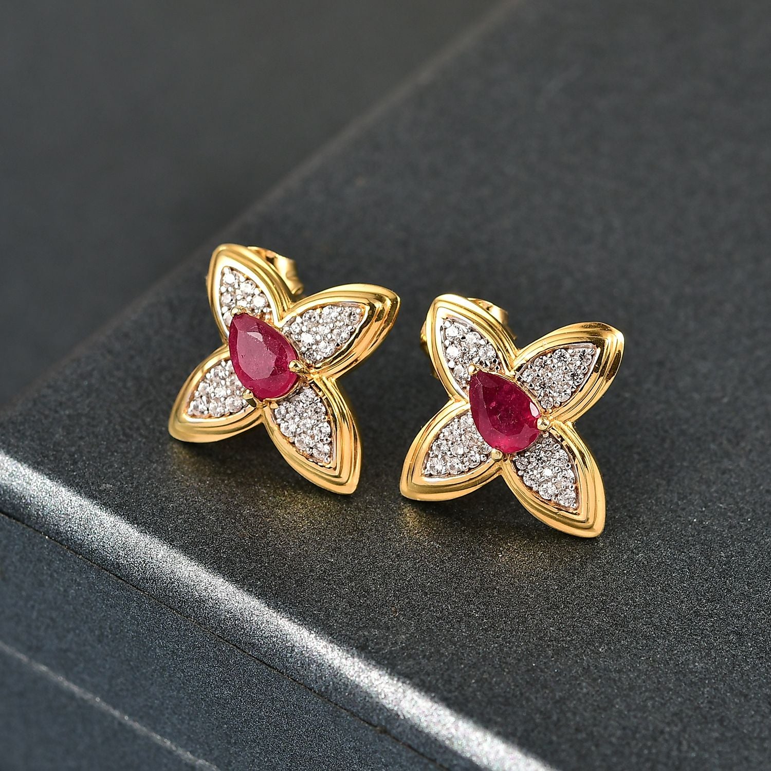 Garten der Kronjuwelen- D'joy Afrikanischer Rubin (Fissure gefüllt), Weißer Zirkon Ohrringe 925 Silber 750 Gelbgold Vermeil ca. 1.78 ct