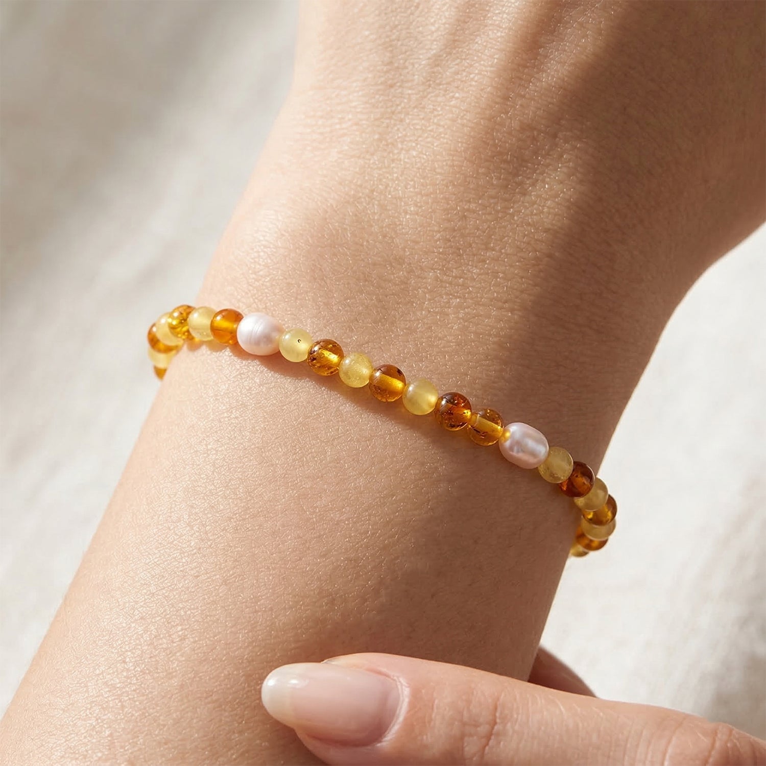 Weiße Süßwasser Perle (5-7 mm), Bernstein Armband, Flexibles ca. 19 cm + 5 cm Extender, 925 Silber vergoldet