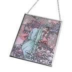 Handbemalter Glas Suncatcher mit Kette, silberfarbenem Rahmen, Alphonse Mucha Motiv Winter, 12x15 cm