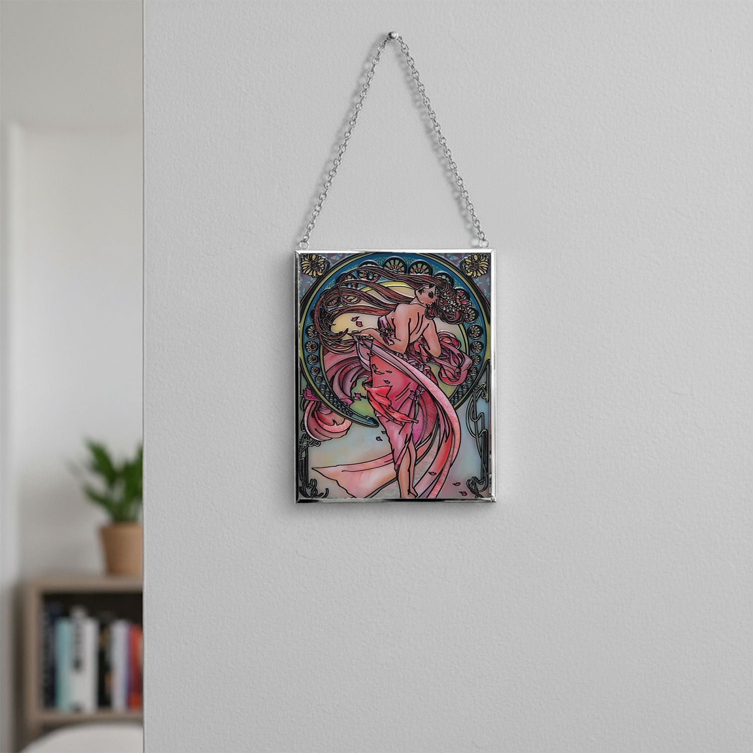 Handbemalter Glas Suncatcher mit Kette, silberfarbenem Rahmen, Alphonse Mucha Motiv Art-Deko, 12x15 cm