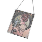 Handbemalter Sonnenfänger aus Glas mit Kette und silberfarbenem Rahmen, Mucha-Motiv, 12x15 cm Frau mit Feder