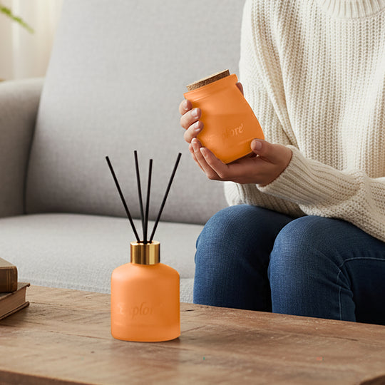 2er Set - Duftkerze 5 x 7 cm und Öl-Diffusor 50 ml mit Stäbchen, Orange & English Pear Freesia
