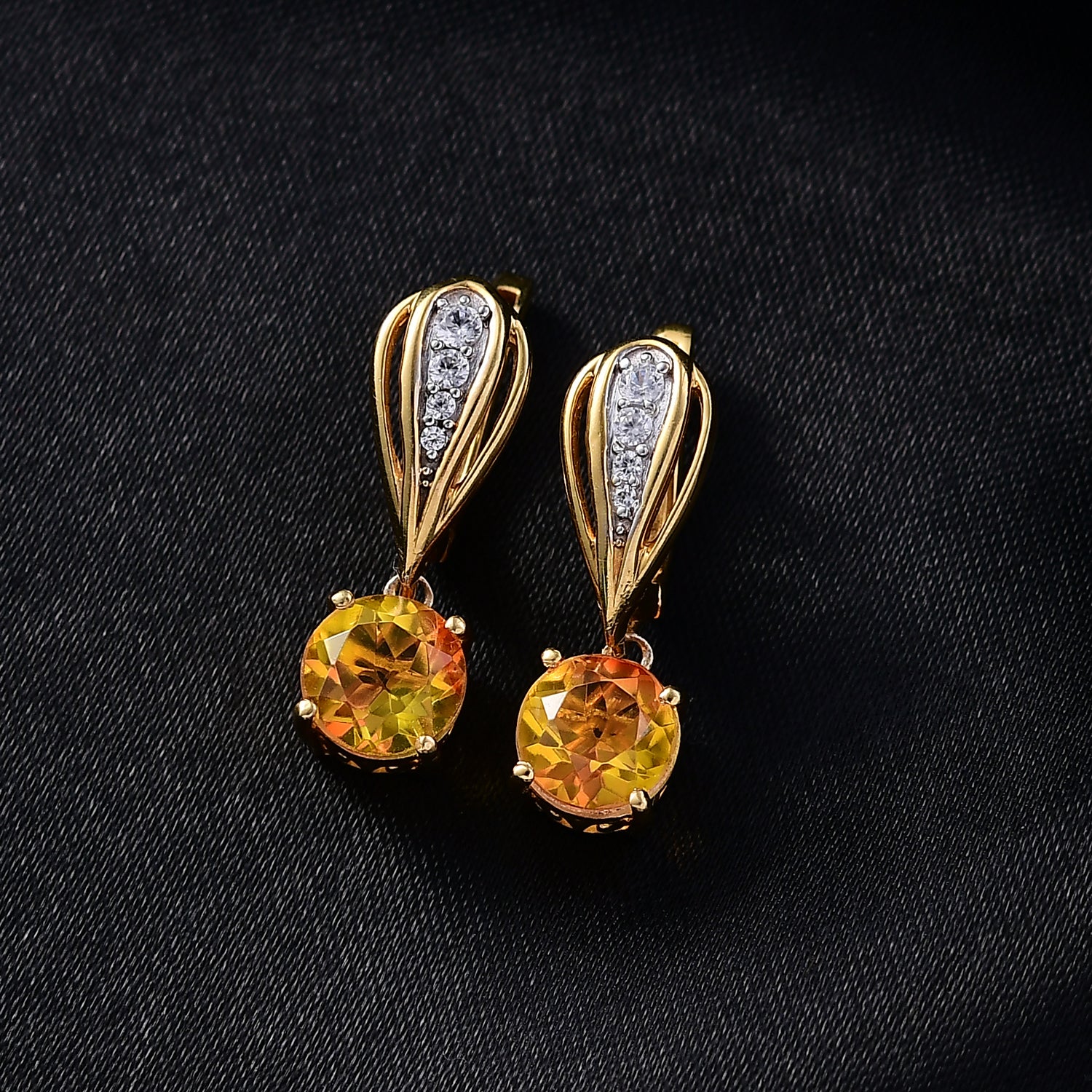 D'Joy - Feuerlicht-Tropfen-Design Sphaleros Quarz-Triplette, Weißer Zirkon Ohrringe 925 Silber 750 Gelb Vergoldet ca. 3.24 ct
