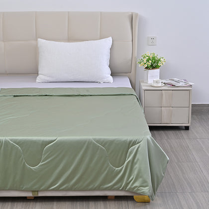 SERENITY NIGHT High-Tech Cooling-Steppdecke mit edler, temperaturregulierender Maulbeeren-Seiden-Füllung, 135x200 cm, Blau