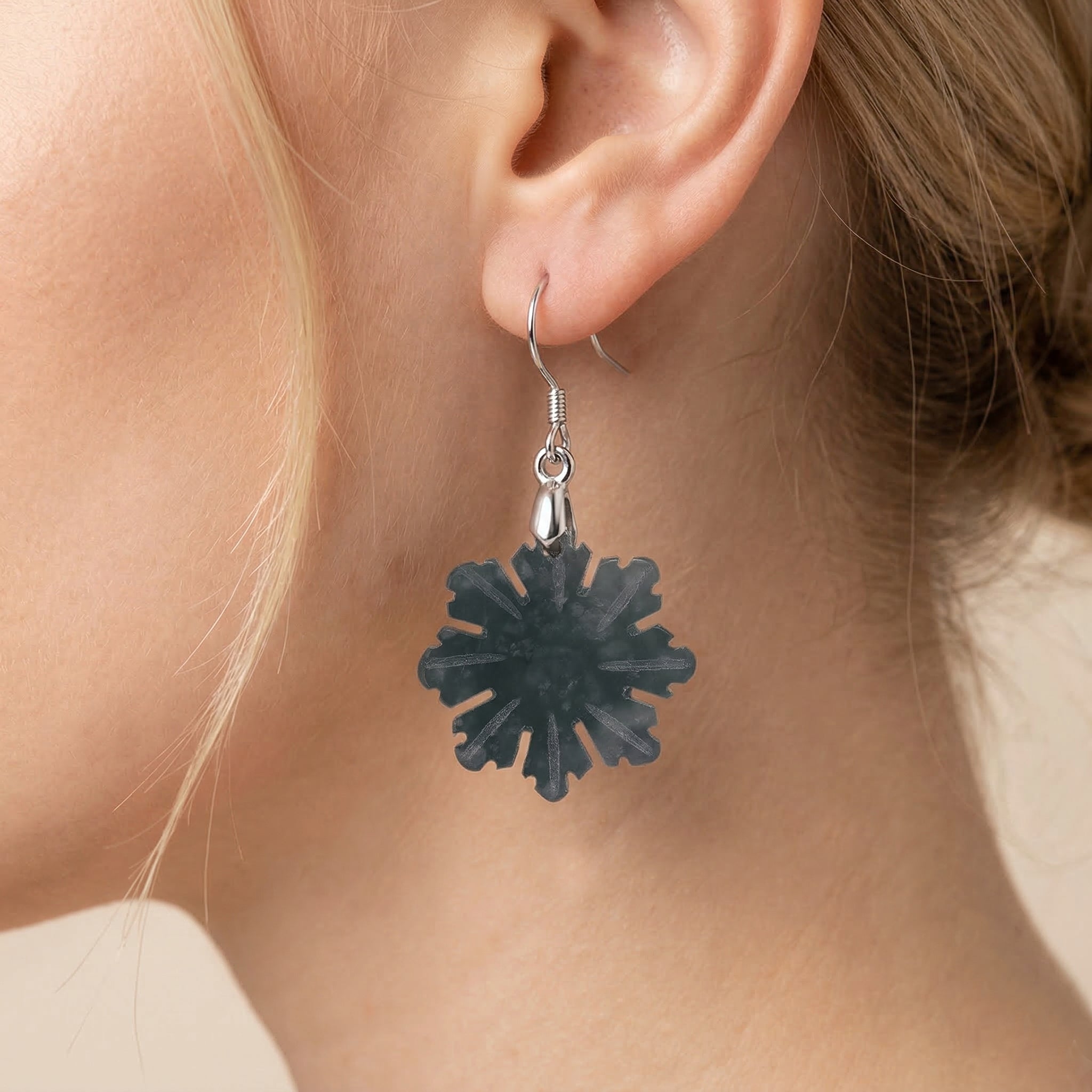 D'Joy Natürlicher Olmek Jadeit Geschnitzte Schneeflocke Ohrringe 925 Silber rhodiniert ca. 20.00 ct