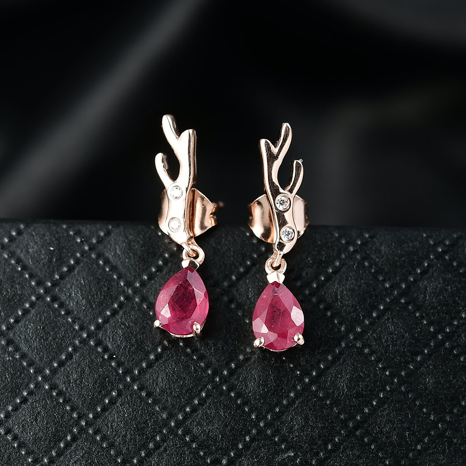 D'Joy Afrikanischer Rubin (Fissure gefüllt), Weißer Zirkon Ohrringe 925 Silber 750 rosévergoldet ca. 2.06 ct