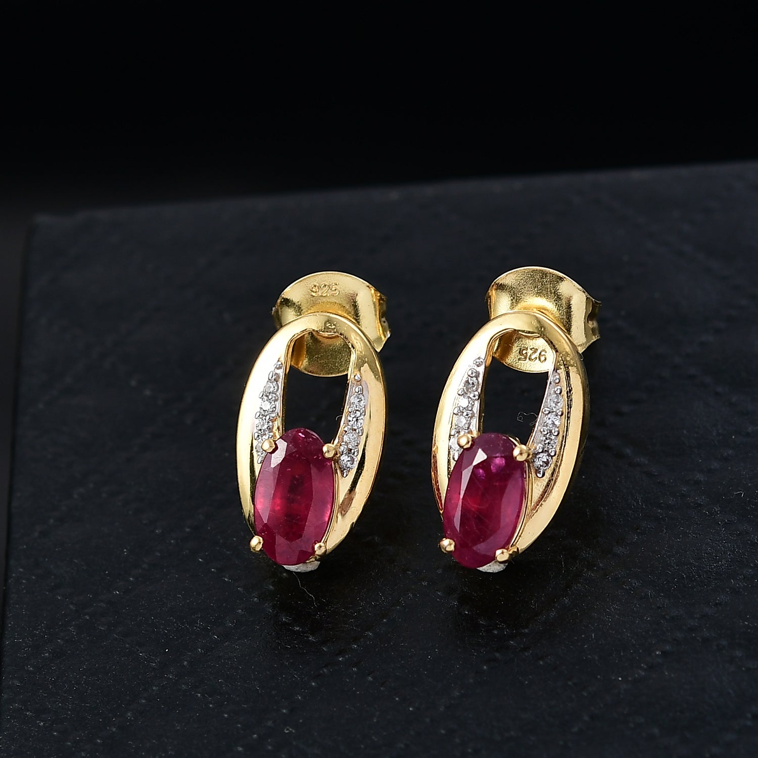D'Joy Afrikanischer Rubin (Fissure gefüllt), Weißer Zirkon Ohrringe 925 Silber 750 Gelbgold Vermeil ca. 1.90 ct
