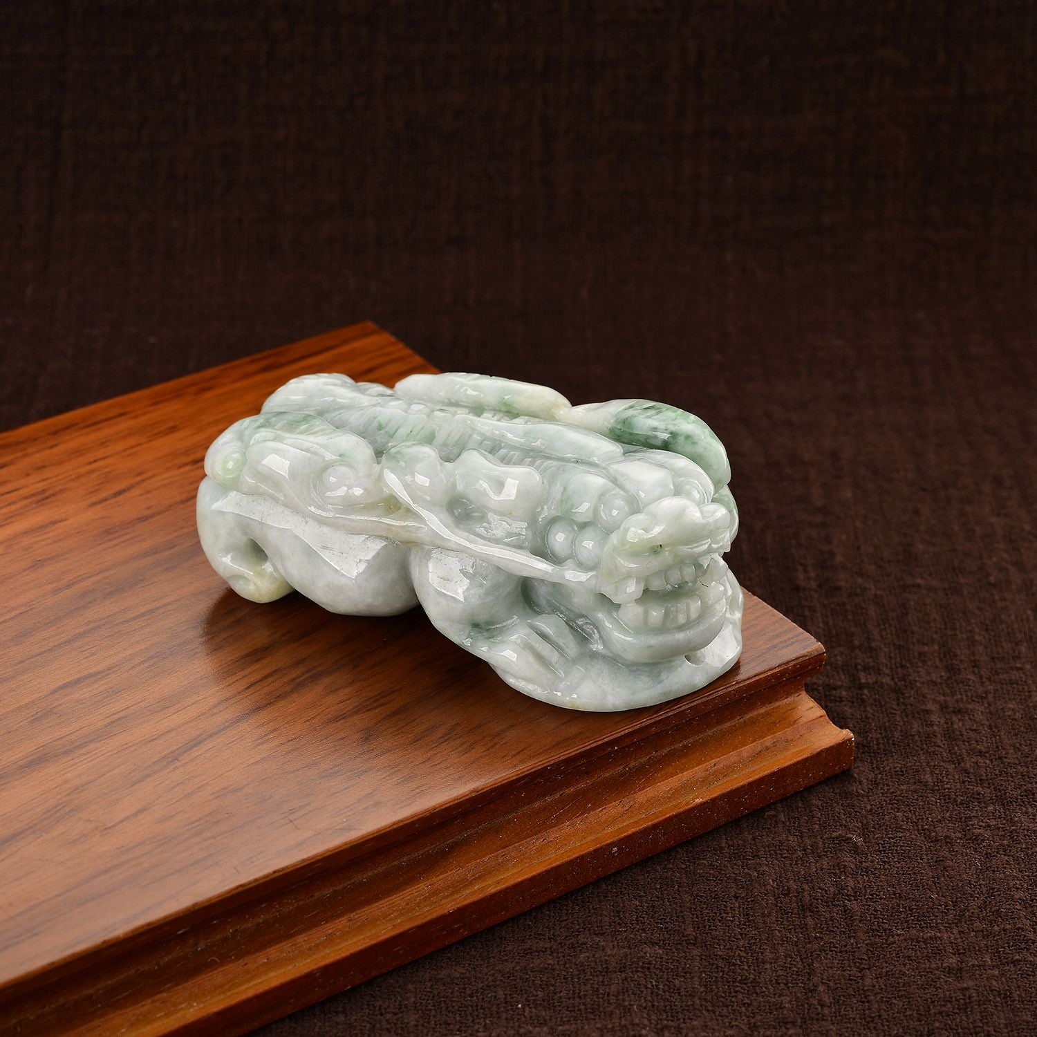 Pi Xiu Figur aus Myanmar Jadeit Typ A, naturbelassene Schnitzarbeit, ca. 7 bis 8 cm, Grün