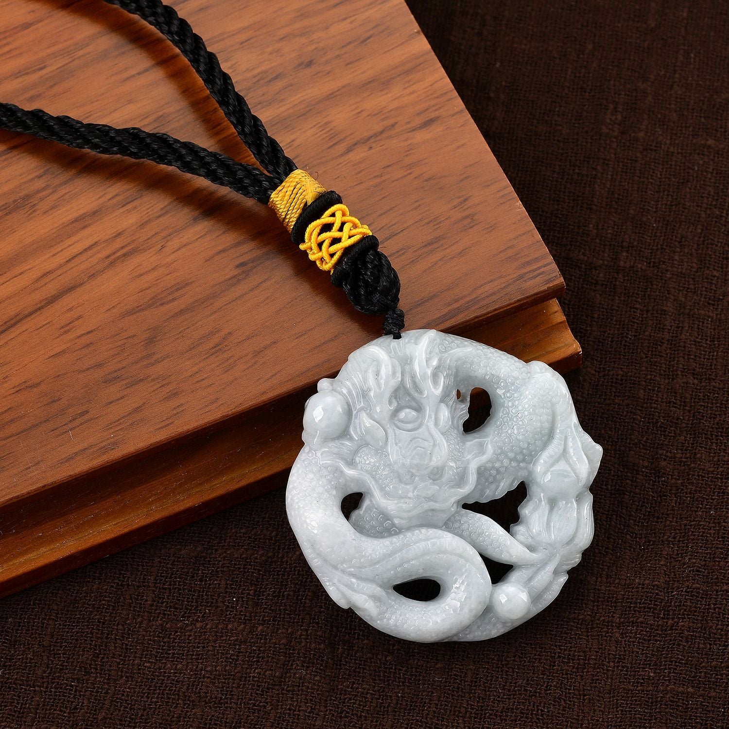 Drachen-Hängedekor aus Myanmar Jadeit Typ A, naturbelassene Schnitzarbeit, ca. 5 cm