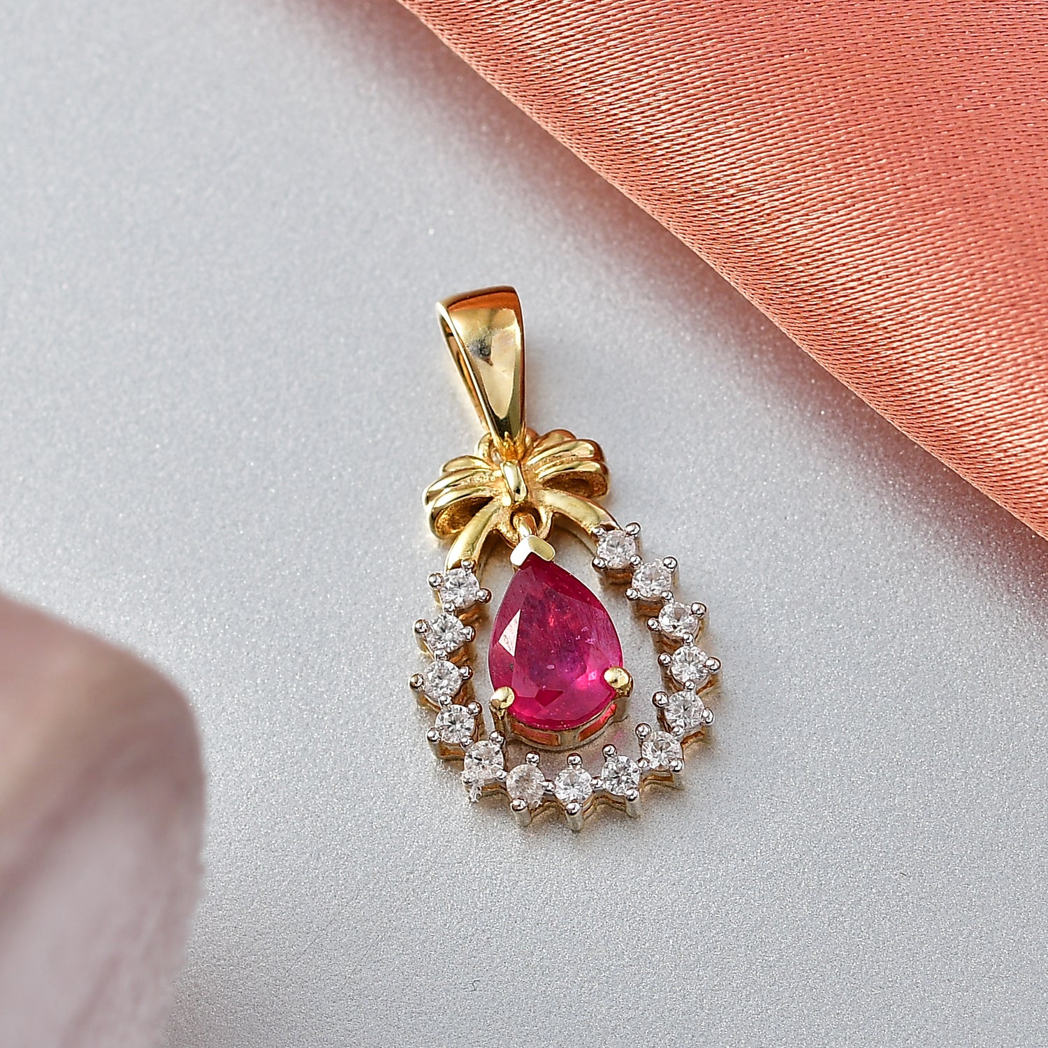 D'Joy Afrikanischer Rubin (Fissure gefüllt), Weißer Zirkon Anhänger 925 Silber 750 Gelb Vergoldet ca. 1,26 ct.