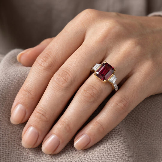 LUXURIANT  (10-16 Werktage Lieferzeit)  4,25 ct. AAA Malawi Magenta Granat und Labor Diamant Ring in 417 Gold