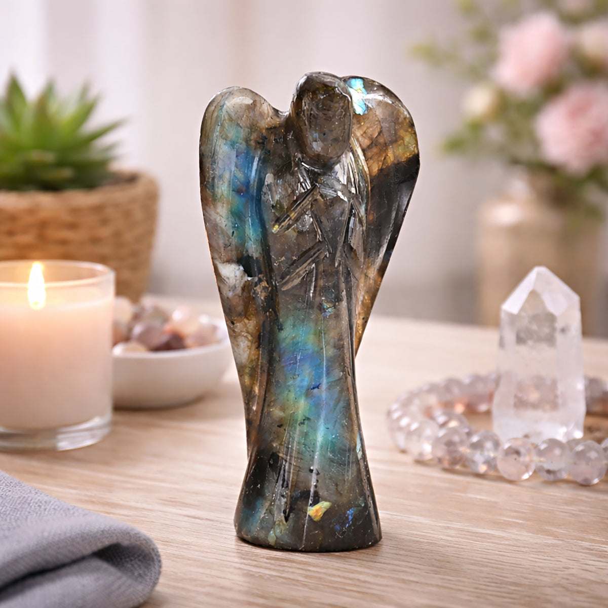 LIVMORE - Handgeschnitzte Schutzengel Figur Labradorit ca. 7,62 cm