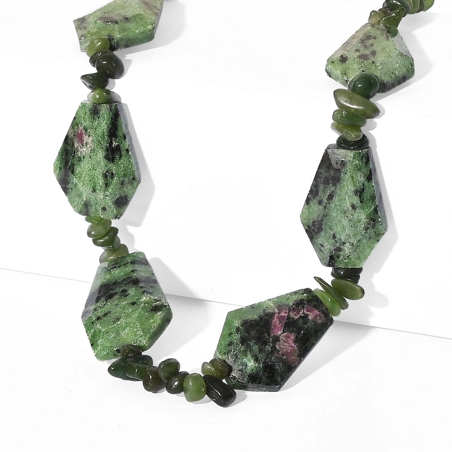 EVER TRUE Rubin Zoisite, Nephrit Halskette ca. 45 cm Nickelfreies Messing ca. 485.00 ct