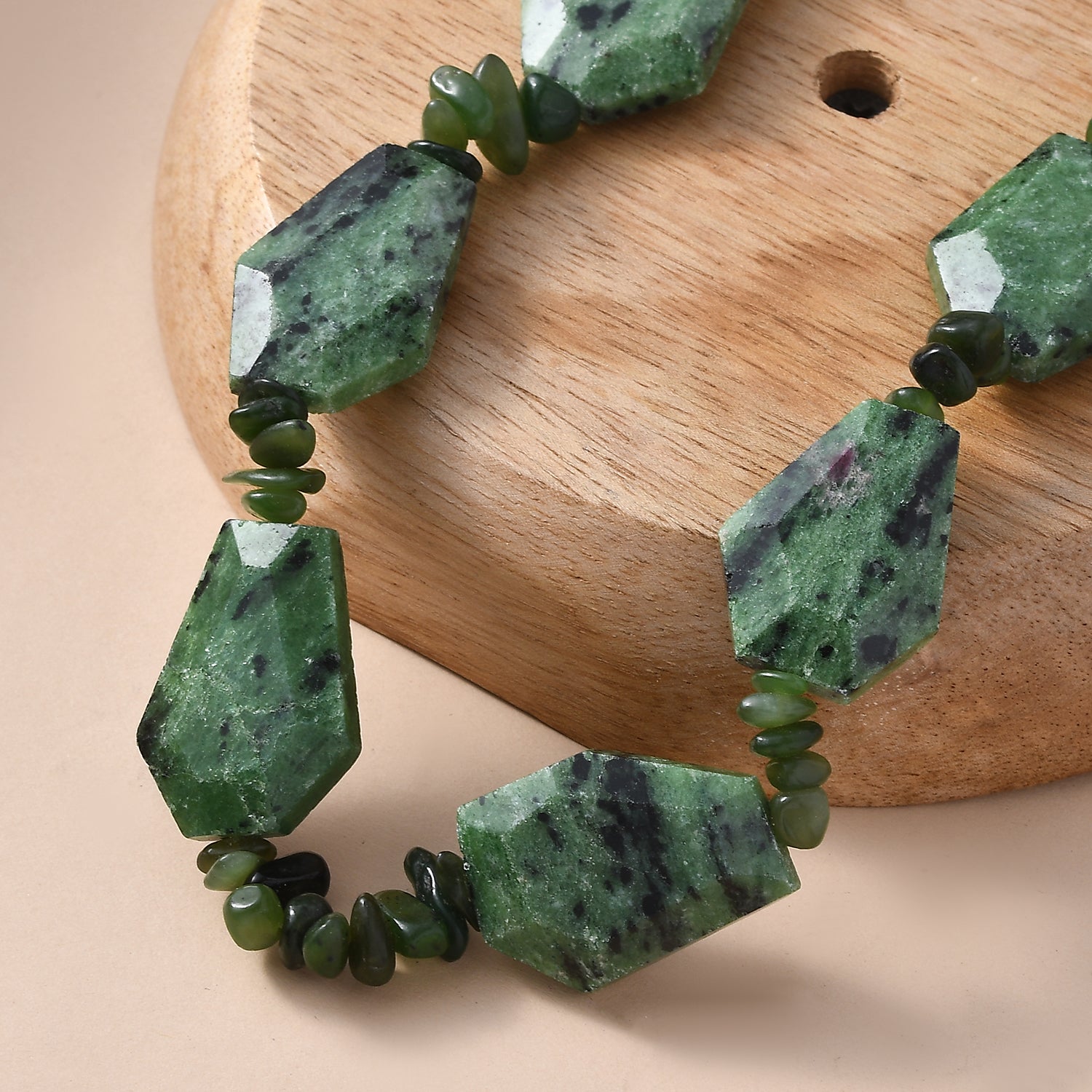 EVER TRUE Rubin Zoisite, Nephrit Halskette ca. 45 cm Nickelfreies Messing ca. 485.00 ct