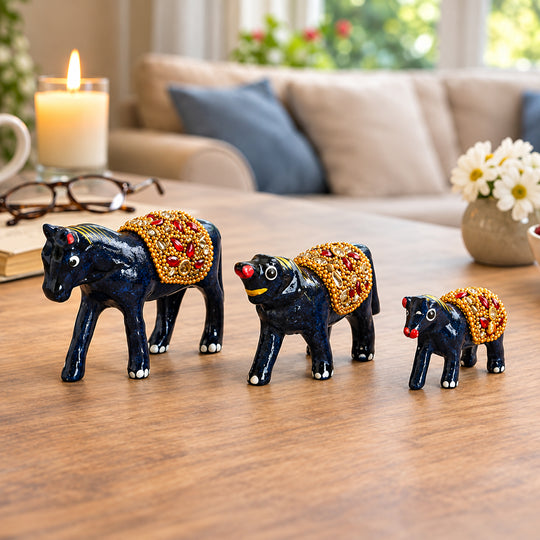 Livmore  Set of 3 Plastic Horse With Golden Tube  Size-5/6.5/8.5 cm Color-Black and Golden