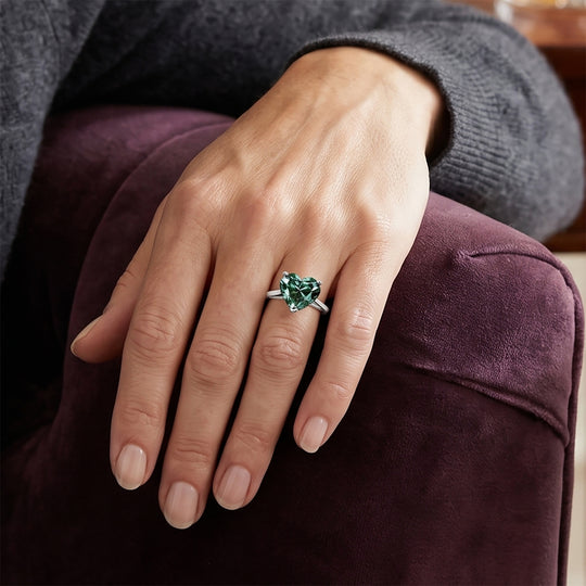 LUXURIANT  (10-16 Werktage Lieferzeit)  2 ct. VS-EF Grüner Labor Diamant Ring in 417 Weißgold