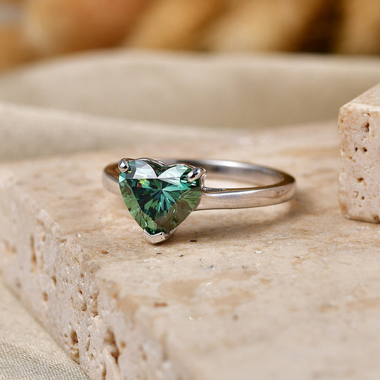 LUXURIANT  (10-16 Werktage Lieferzeit)  2 ct. VS-EF Grüner Labor Diamant Ring in 417 Weißgold