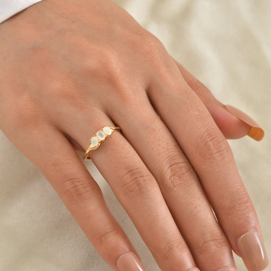 EverTrue AA natürlicher, äthiopischer Welo Opal Trilogie Ring, Messing mit Gelbgold E-Beschichtung - 0,60 ct.
