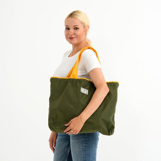 Brand:Livmore Profile: Folded bag Life style Color:grey wall(exterior):polyester Lining(interior): none Pockets(exterior):none Pockets(interior):slip-1 Size:50*40cm