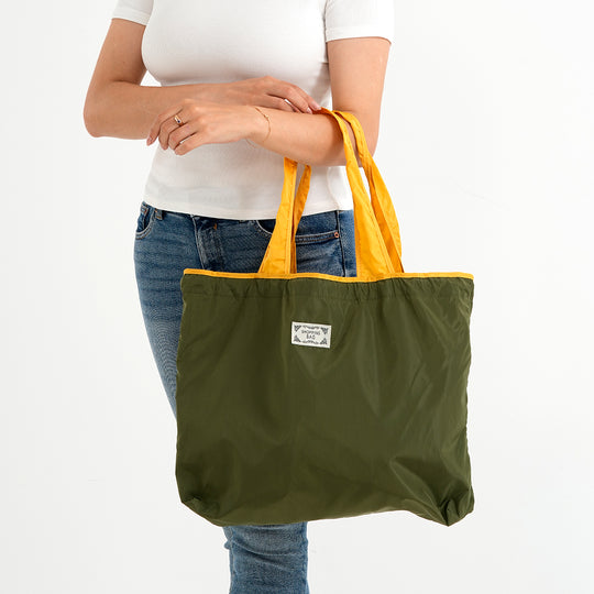 Brand:Livmore Profile: Folded bag Life style Color:grey wall(exterior):polyester Lining(interior): none Pockets(exterior):none Pockets(interior):slip-1 Size:50*40cm