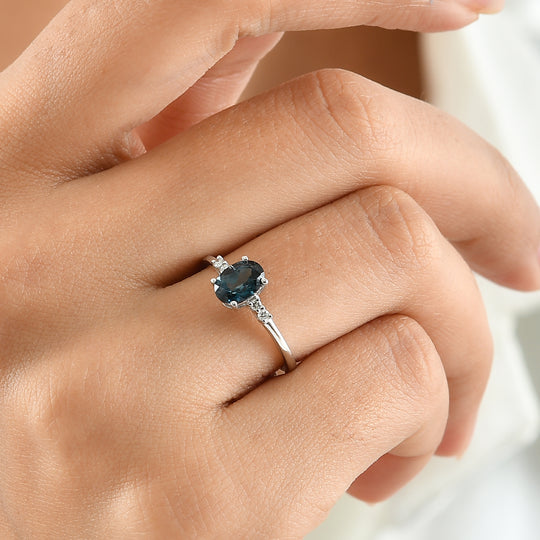 D'Joy London Blau Topas, Lab Grown Diamant Ring 925 Silber Platiniert (Größe 19.00) ca. 0,98 ct