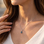 D'Joy London Blau Topas, Lab Grown Diamant Anhänger 925 Silber Platiniert ca. 0,91 ct.