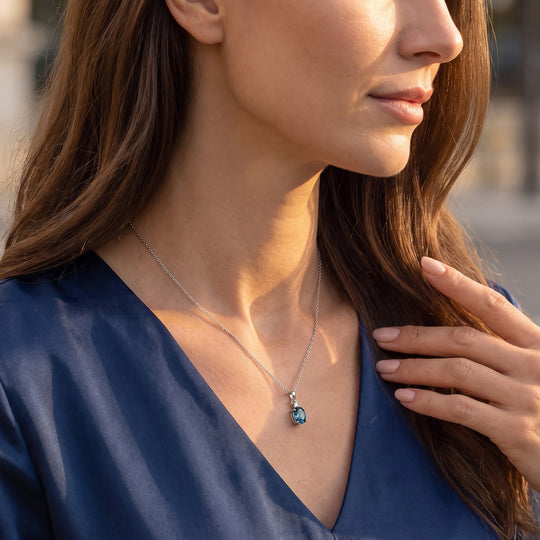 D'Joy London Blau Topas, Lab Grown Diamant Anhänger 925 Silber Platiniert ca. 0,91 ct.