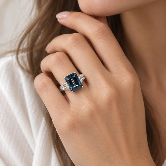 D'Joy AAA London Blau Topas (14x10), Moissanit Ring 925 Silber Rhodiniert (Größe 17.00)   ca. 9.47 ct