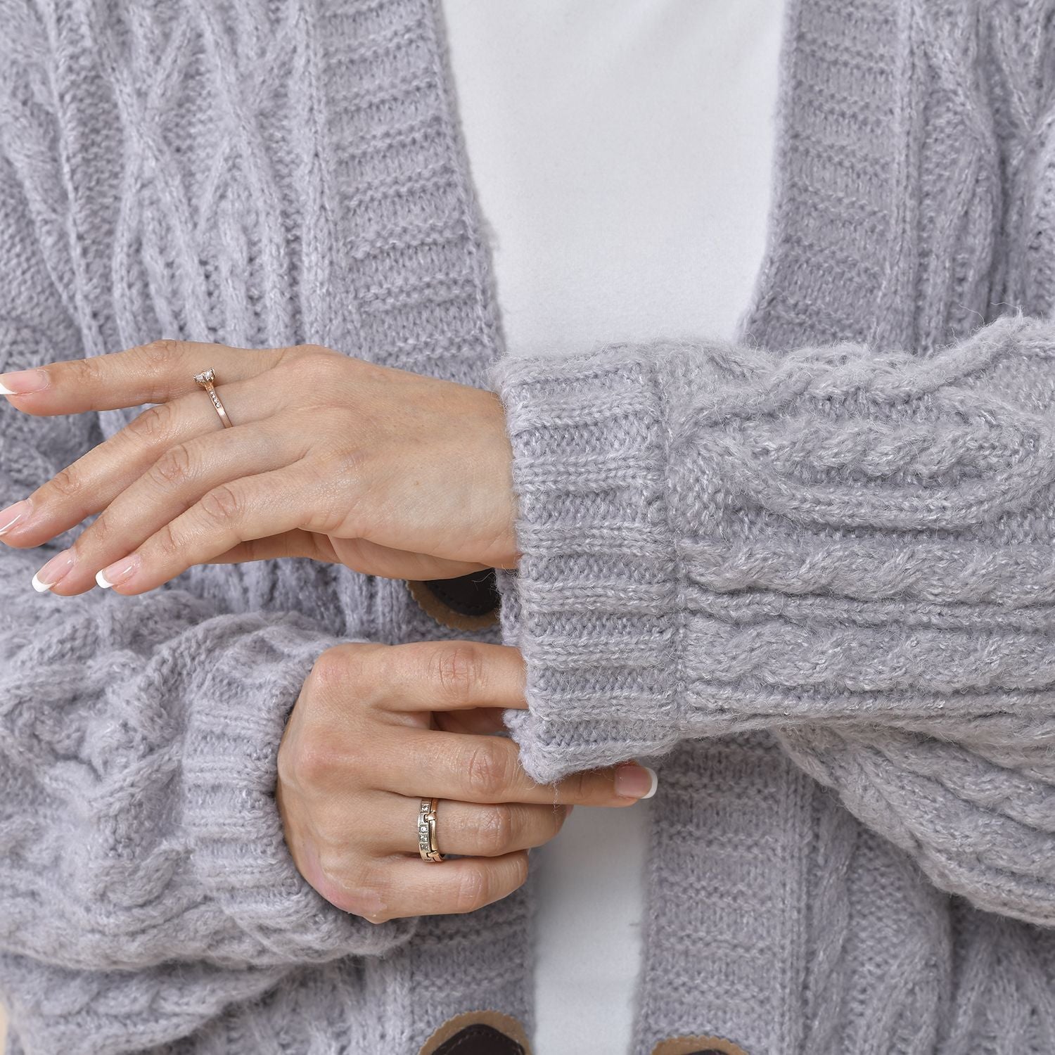 Lange Strickjacke mit Schlaufe, 87x44x60cm, grau