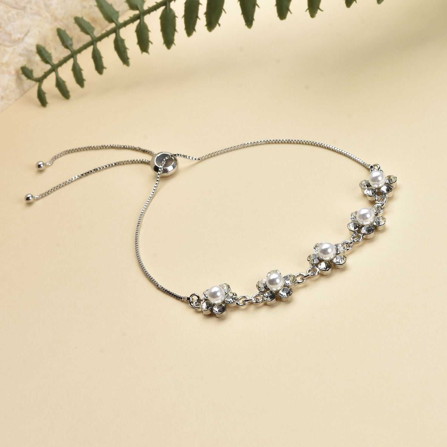 Weißes Glasperlen und Zirkonia flexibles Armband, Messing