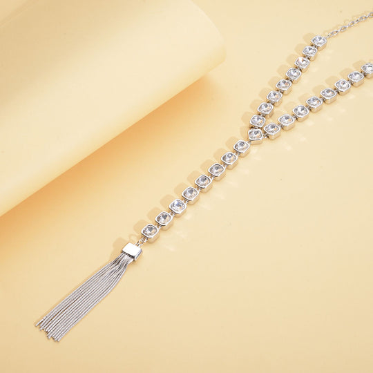 Weiße Kristall-Collier, ca. 70 cm, silberfarben