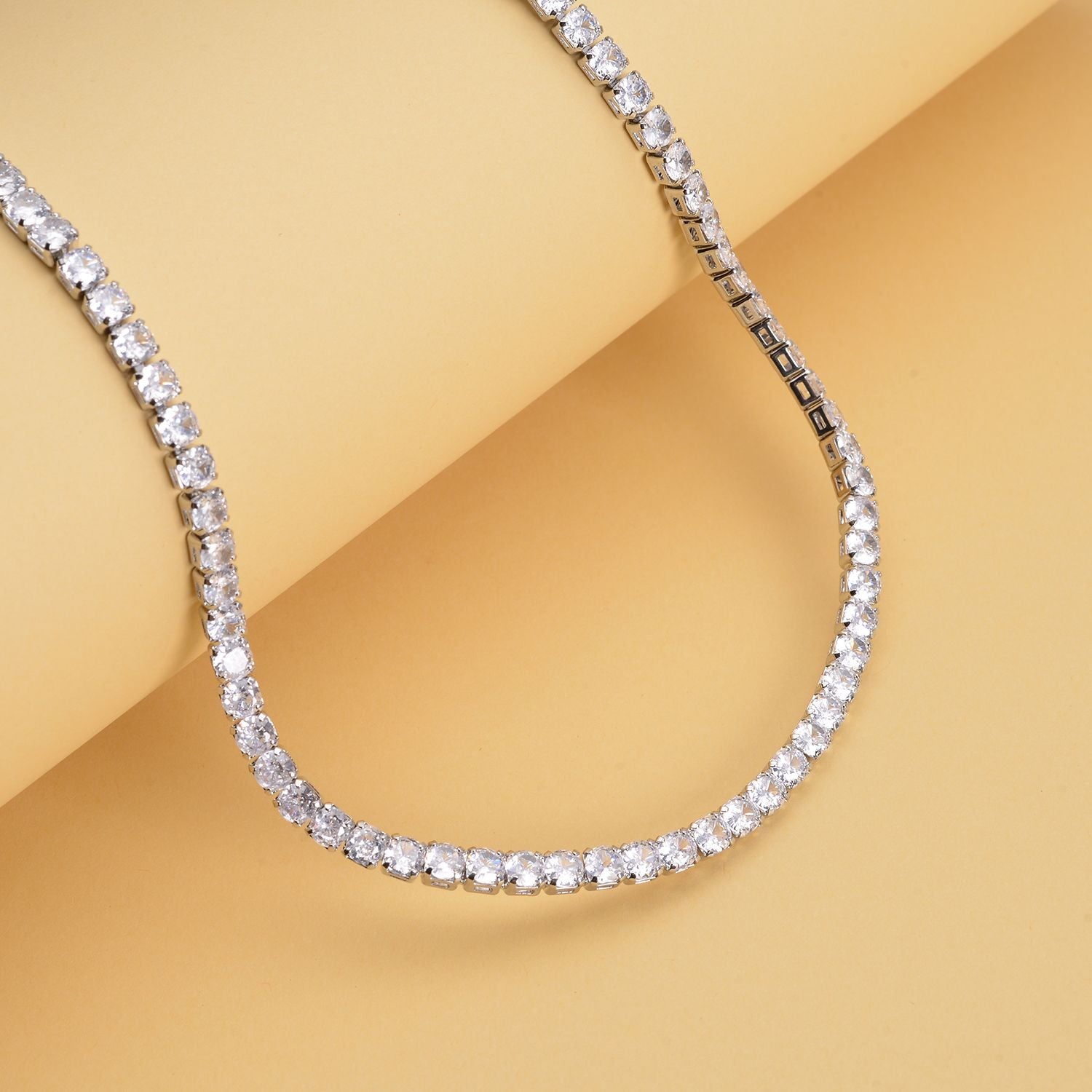 Weiße Zirkonia-Halskette, ca. 45 cm, reines Messing ca. 50,00 ct
