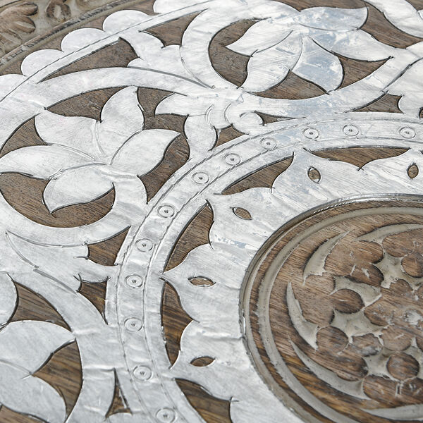 Handgefertigter Couchtisch aus Mangoholz mit Metallpr&auml;gung, Burn-Finish und kunstvoller Schnitzerei, 45x45x45cm, Wei&szlig; image number 7