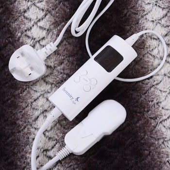 SERENITY NIGHT: Elektrisch beheizbare Kunstpelzdecke aus weichem, kuscheligem Pl&uuml;sch, 2-lagig, Streifenmuster, Braun &nbsp;