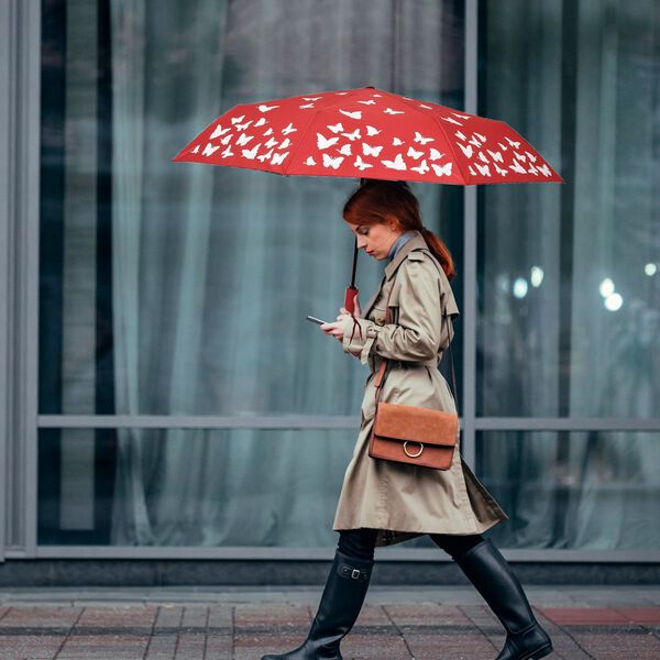 Farbwechselnder Regenschirm, weinrot image number 1