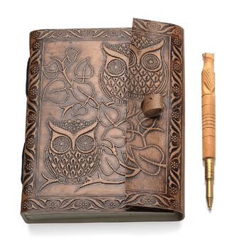 Handgefertigtes Tagebuch aus Leder mit Eule-Pr&auml;gung und Holzstift
