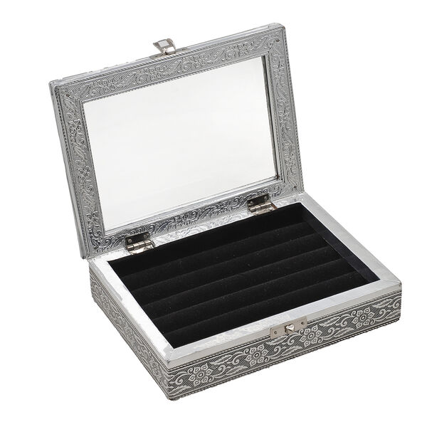 Handgefertigte Aluminium-Ringbox mit floraler Gravur und schwarzem Kratzschutz-Innenfutter image number 3