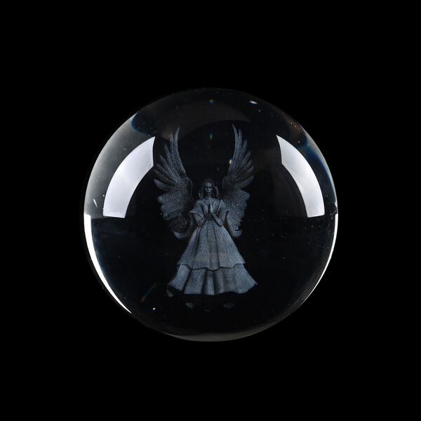 3D Kristallkugel mit LED-Licht und Holzsockel, Sch&uuml;tzender Engel image number 6