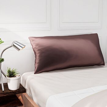 Serenity Night - Premium Collection - 1 Kissen mit 1 Kissenbezug aus 100% Maulbeerseide, mit Paspelierung, Perlmuttkn&ouml;pfen und Federf&uuml;llung, 40 x 80 cm, Lavendel