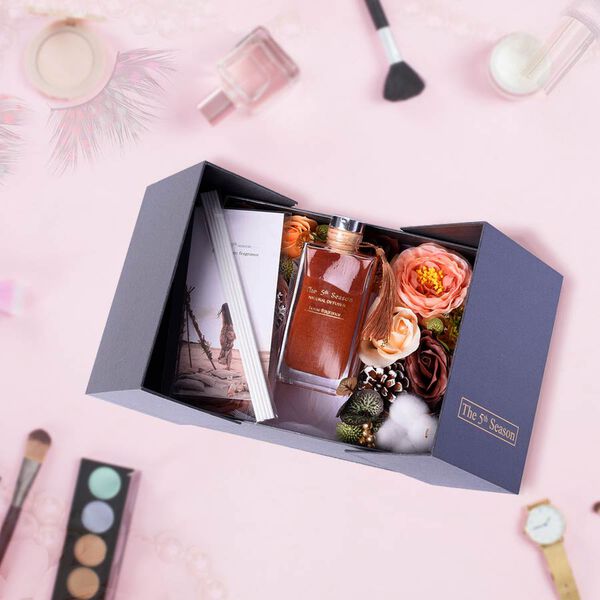 The 5th Season - 150ml Reed Diffuser Lufterfrischer in Geschenkbox mit Kunstblumen - Gold (Englische Birne und Freesie Duft) image number 1