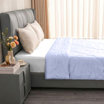 SERENITY NIGHT High-Tech Cooling-Steppdecke mit edler, temperaturregulierender Maulbeeren-Seiden-F&uuml;llung, 135x200 cm, Blau