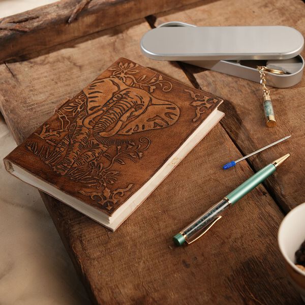 3er Set - Notizbuch mit Einband aus 100% echtem Leder, Kugelschreiber und Schl&uuml;sselanh&auml;nger gef&uuml;llt mit echtem Grandidierit image number 2