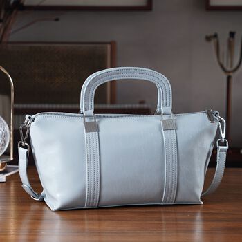 Klassische Leder Crossbody Tasche im Clean Chic Look 27 x 17 x 10 cm Hellblau