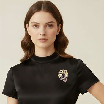 Wei&szlig;e und lila Kristall-Brosche