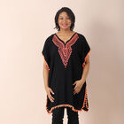 JOVIE bestickter Kaftan mit Quasten, 100% Viskose, Größe: 88x78cm, schwarz mit rosa Stickerei