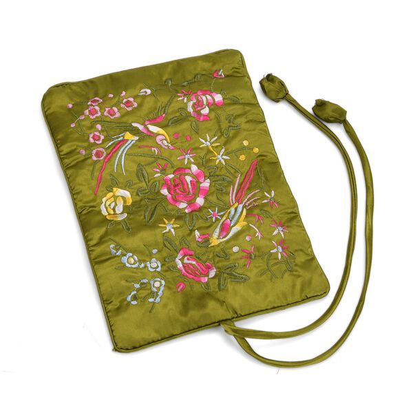 Reise-Schmuckrolle mit Stickmuster, 1 Organizer + 5 Weinrote Silberputzt&uuml;cher, Satin, Olivgr&uuml;n image number 3