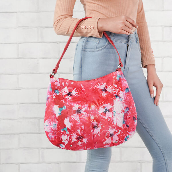 SUKRITI: Handbemalte Hobo-Tasche aus 100% Leder, Tie-Dye Druck, Rot&nbsp; image number 1